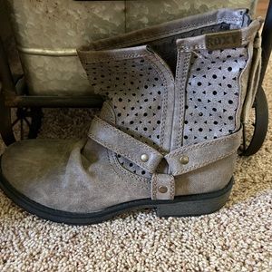 Never worn size 7 Roxy boots